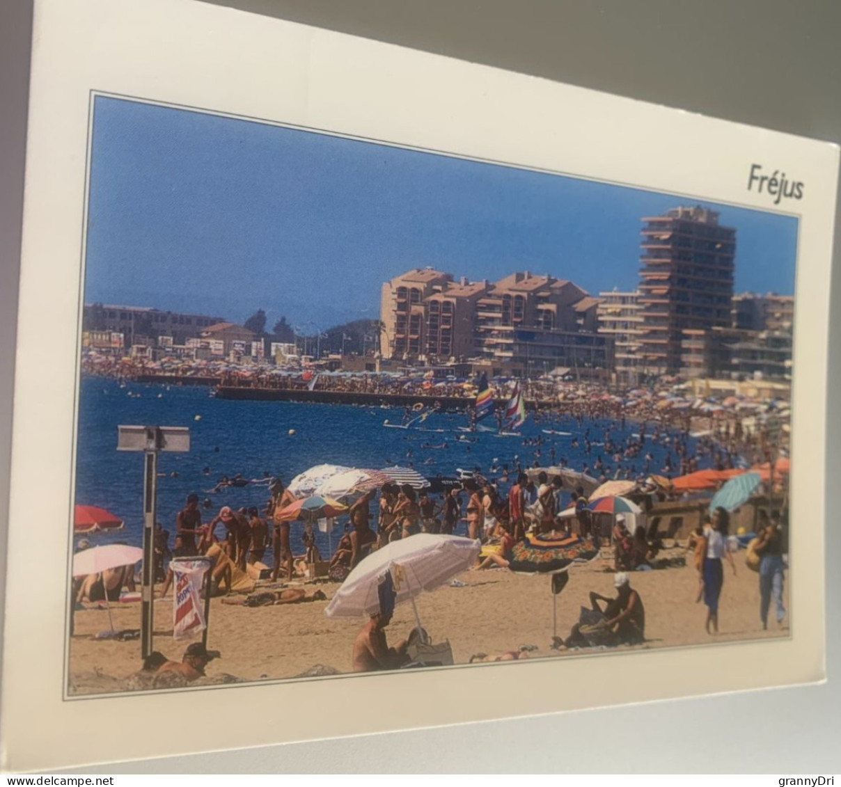 83 Frejus 1994 Plage Estivants Immeubles Parasols -ed Cim 8306100108 - Frejus