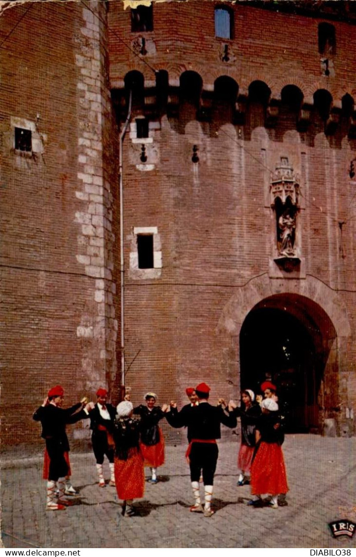 PERPIGNAN    ( PYRENEES ORIENTALES )     DANSE FOLKLORIQUE DEVANT LE CASTILLET A PERPIGNAN - Dances