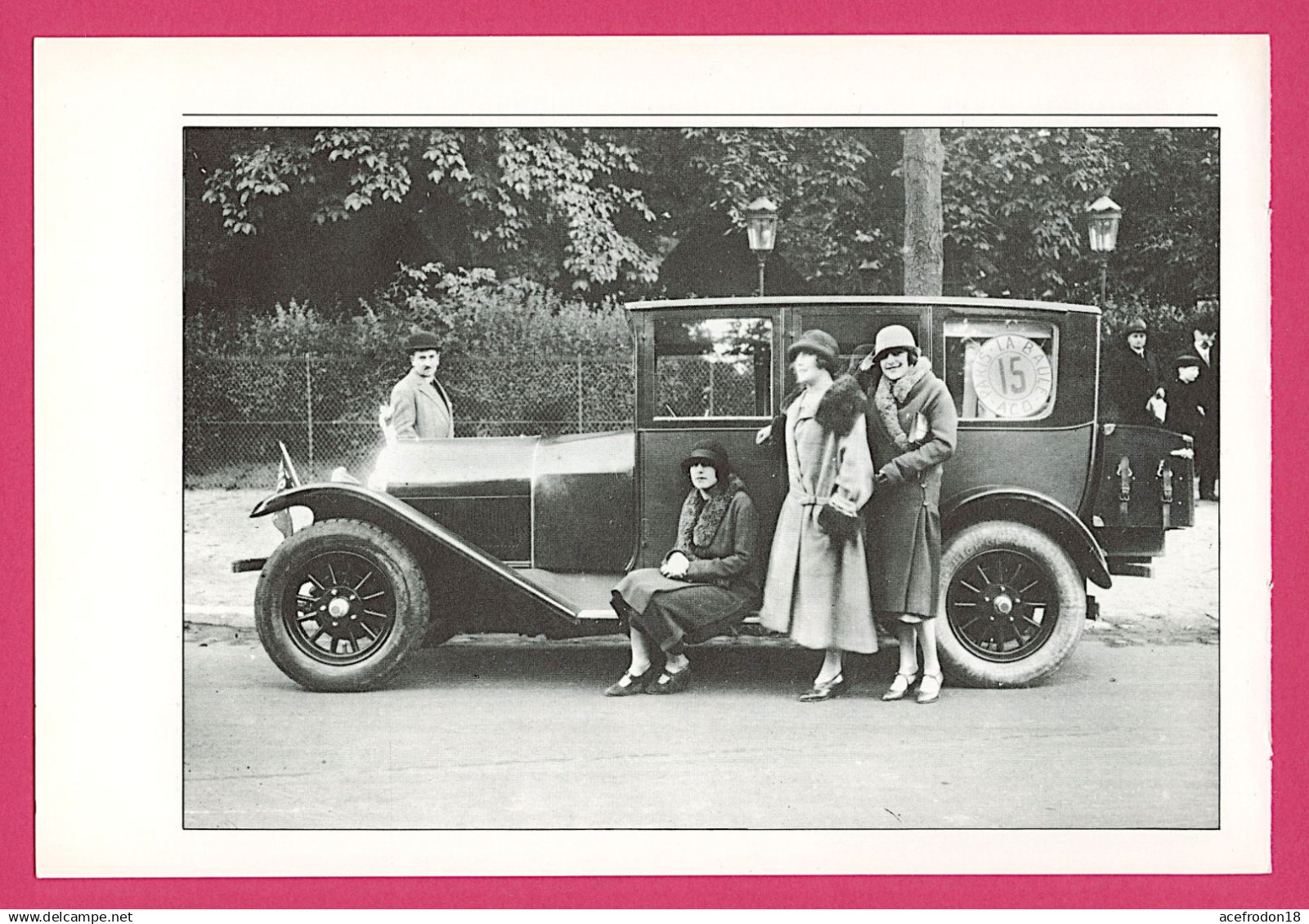 Limousine Talbot 12 HP Et Son Gracieux équipage En 1926 - Automobiles