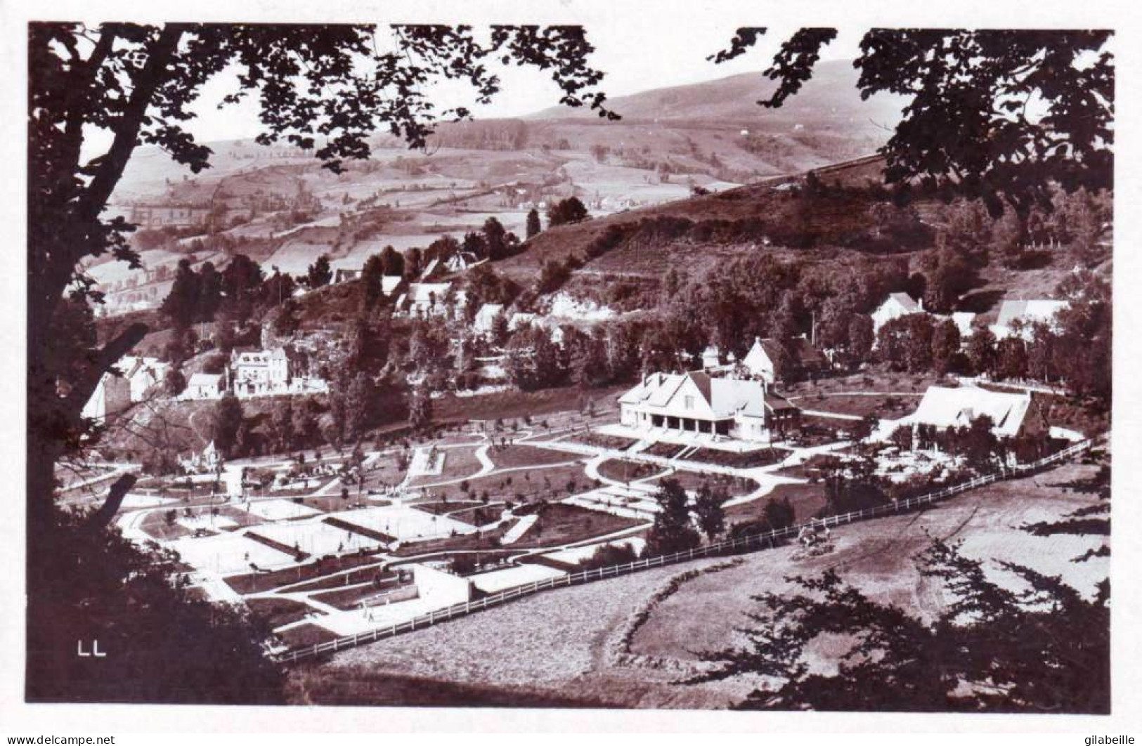 63 - Puy De Dome -  LA BOURBOULE   -  Parc D'enfants - Vue A Travers Les Arbres - La Bourboule