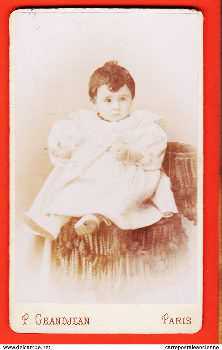 10055 / ⭐ Photo CDV 1900s PARIS X ◉ Bébé Assis Sur Prie-Dieu ◉ Photographie Pierre GRANDJEAN 24 Rue Chateau D'Eau - Anonymous Persons