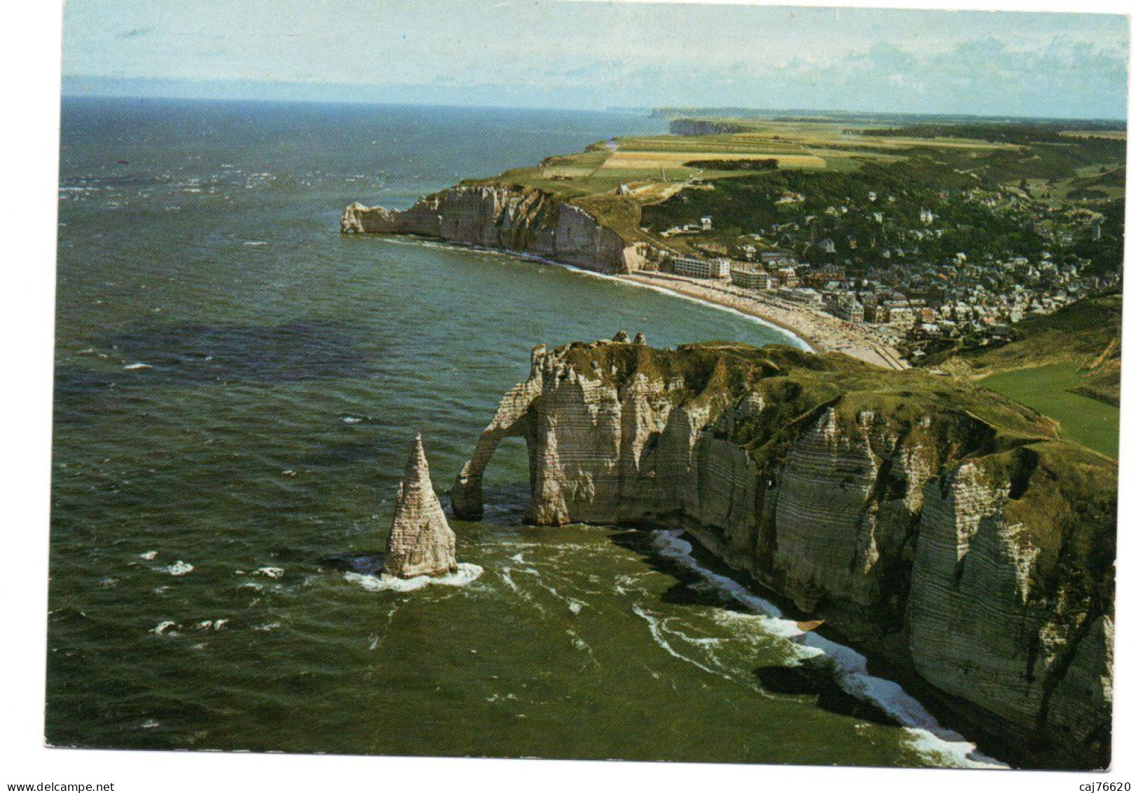 étretat , L'aiguille , La Porte D'aval, La Plage Et Les Falaises - Etretat