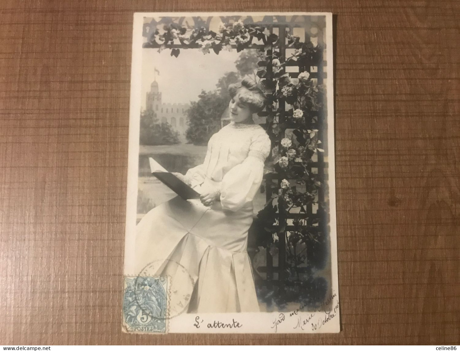 L'attente Femme Assise Avec Livre Fleurs  - Vrouwen