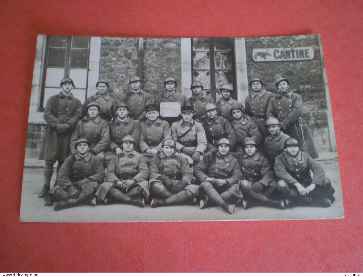Carte Photo 21 Militaires Du 401° Avec Casque Adrian & Baïonnette à La Ceinture, Peloton A.devant La Cantine - Regimente