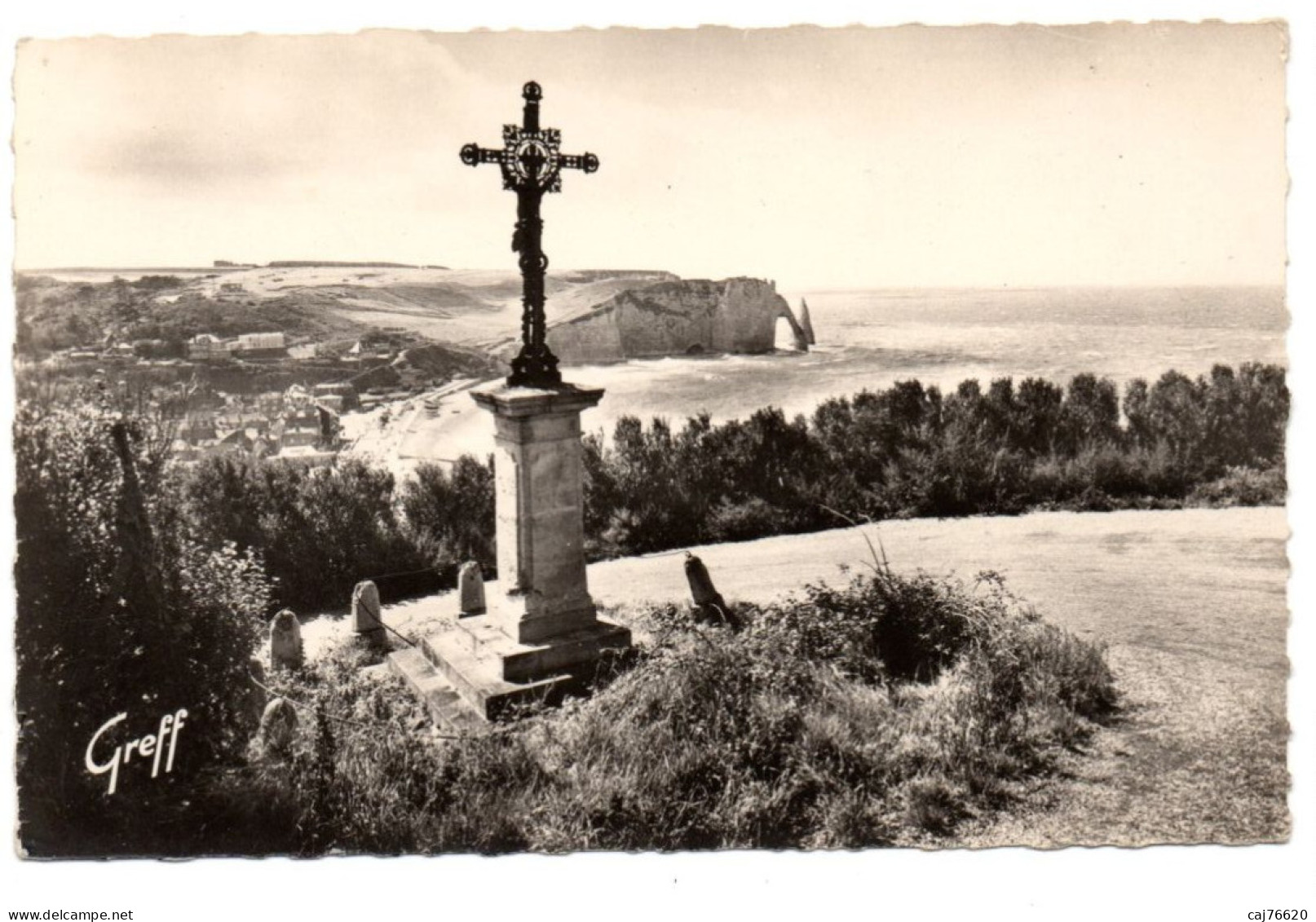 étretat , Le Calvaire ,la Falaise Et La Porte D'aval , Laiguille - Etretat