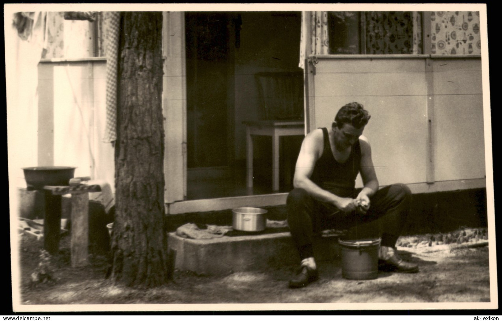 Soziales Leben: Privatfoto Mann Beim Kartoffelschälen 1960 Privatfoto Foto - Grupo De Niños Y Familias