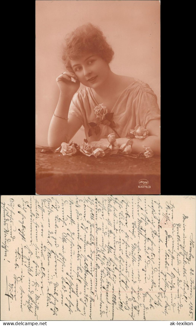 Ansichtskarte  Frühe Fotokunst Frau Mädchen Mit Rosen 1925 - Bekende Personen