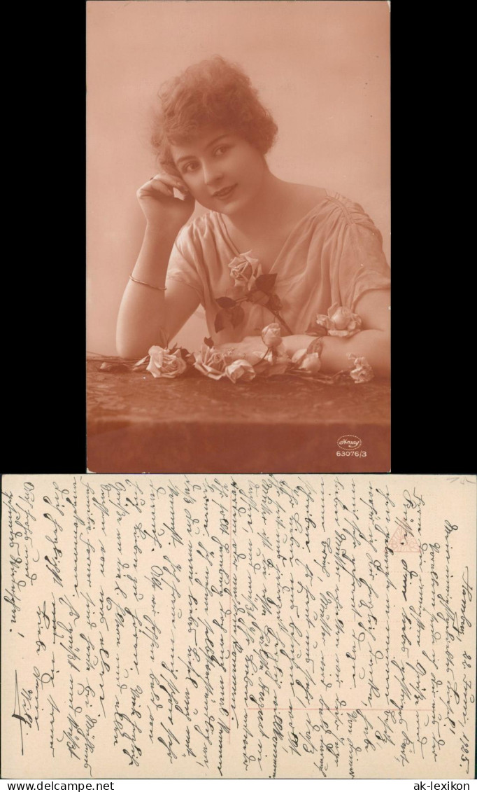 Ansichtskarte  Frühe Fotokunst Frau Mädchen Mit Rosen 1925 - Personajes