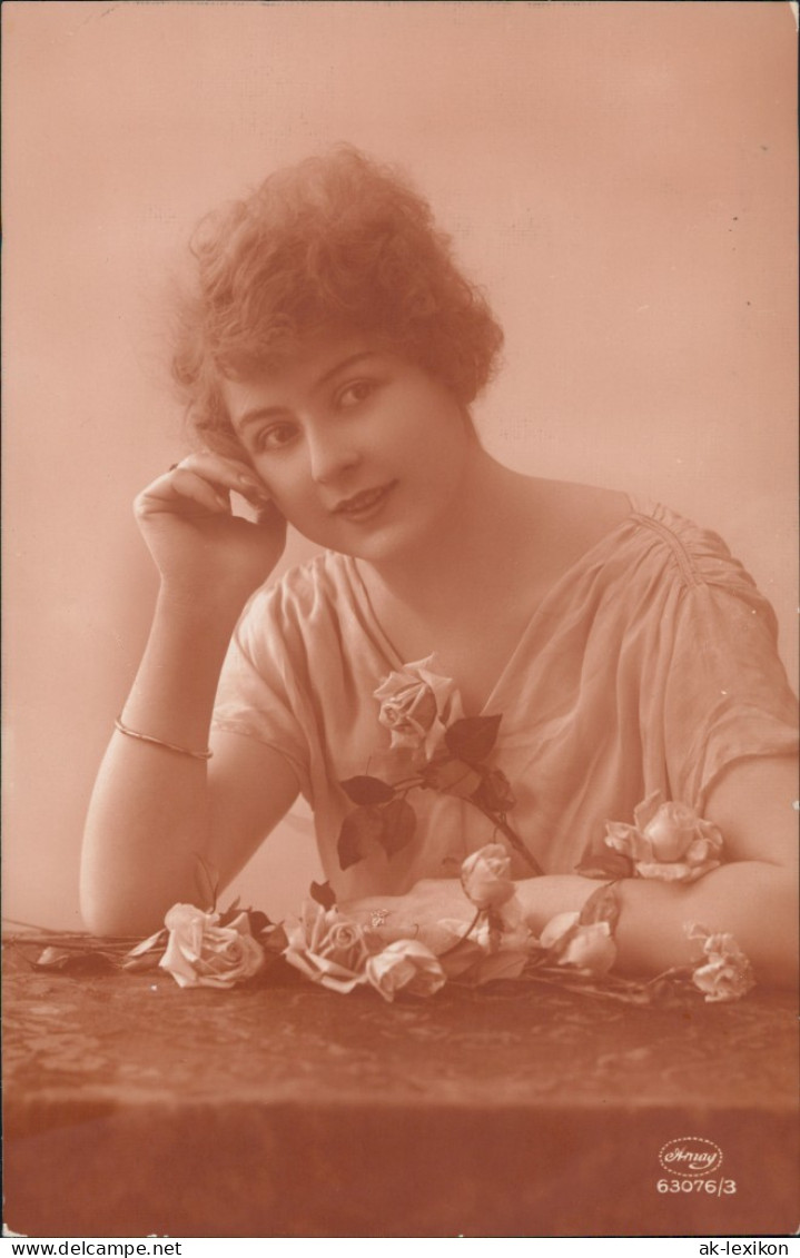 Ansichtskarte  Frühe Fotokunst Frau Mädchen Mit Rosen 1925 - Personnages