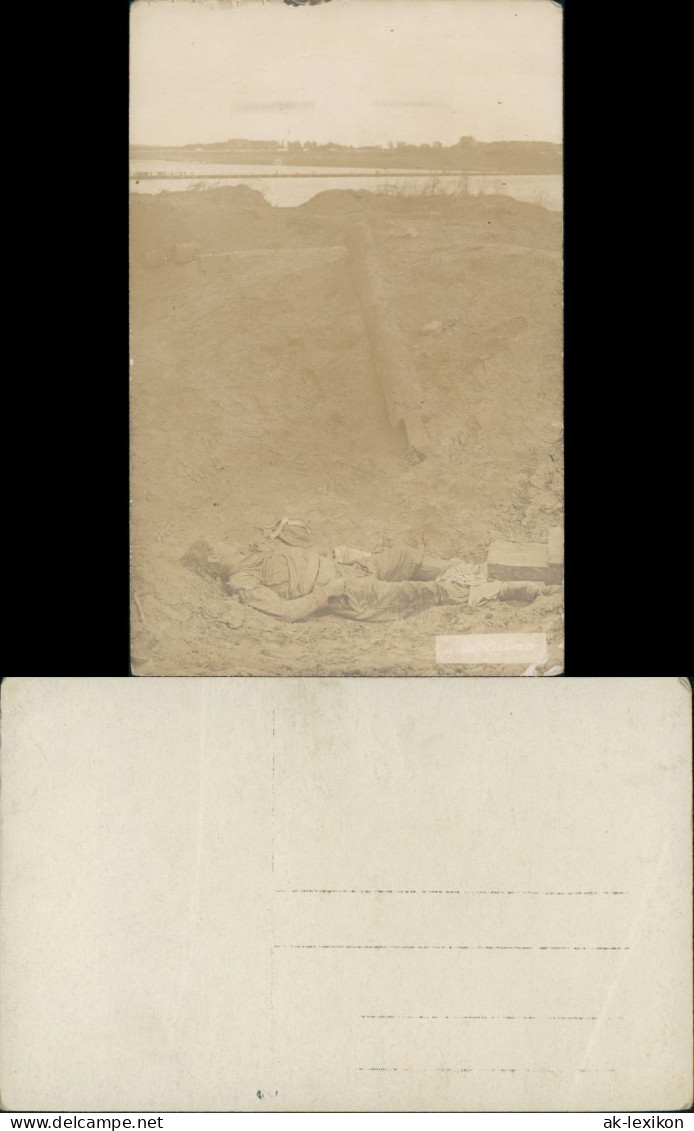 Foto  Erschossener Soldat Im Graben WK1 Militaria 1914 Privatfoto - War 1914-18