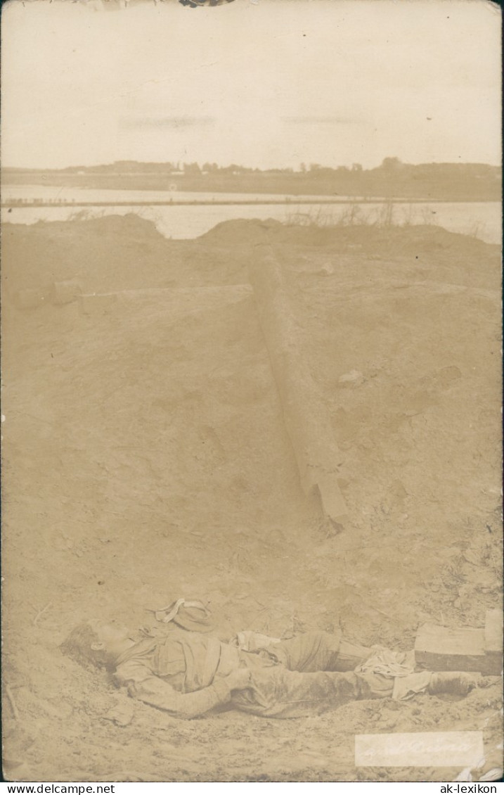 Foto  Erschossener Soldat Im Graben WK1 Militaria 1914 Privatfoto - War 1914-18