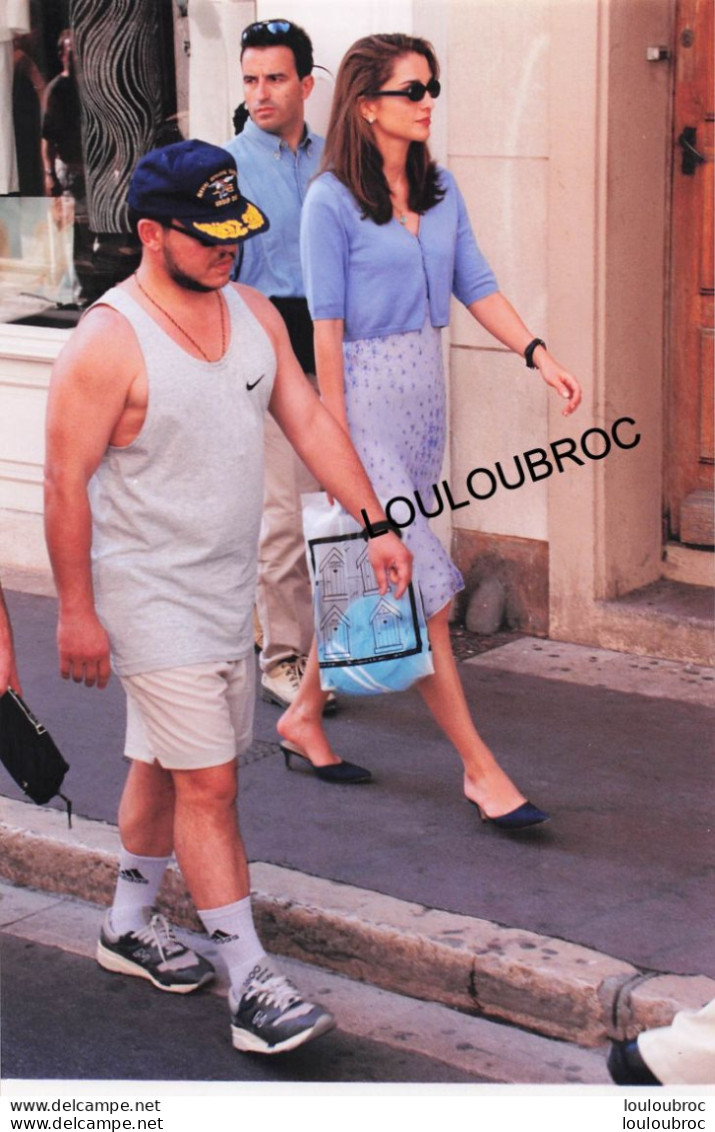 LE ROI ABDALLAH DE JORDANIE ET LA REINE RANIA  A SAINT TROPEZ 07/1999  PHOTO DE PRESSE 27 X 18 CM R10 - Famous People