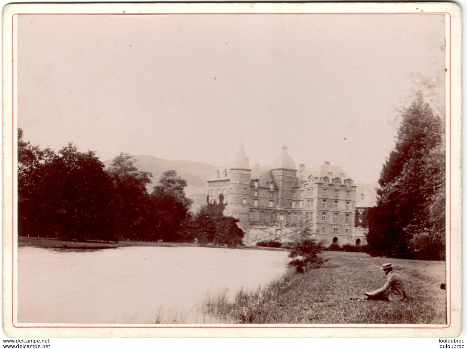 CHATEAU DE VIZILLE A MR CASIMIR PERIER AVEC UN HOMME AU PREMIER PLAN GRANDE PHOTO ORIGINALE SUR CARTON 18 X 13 CM - Ancianas (antes De 1900)