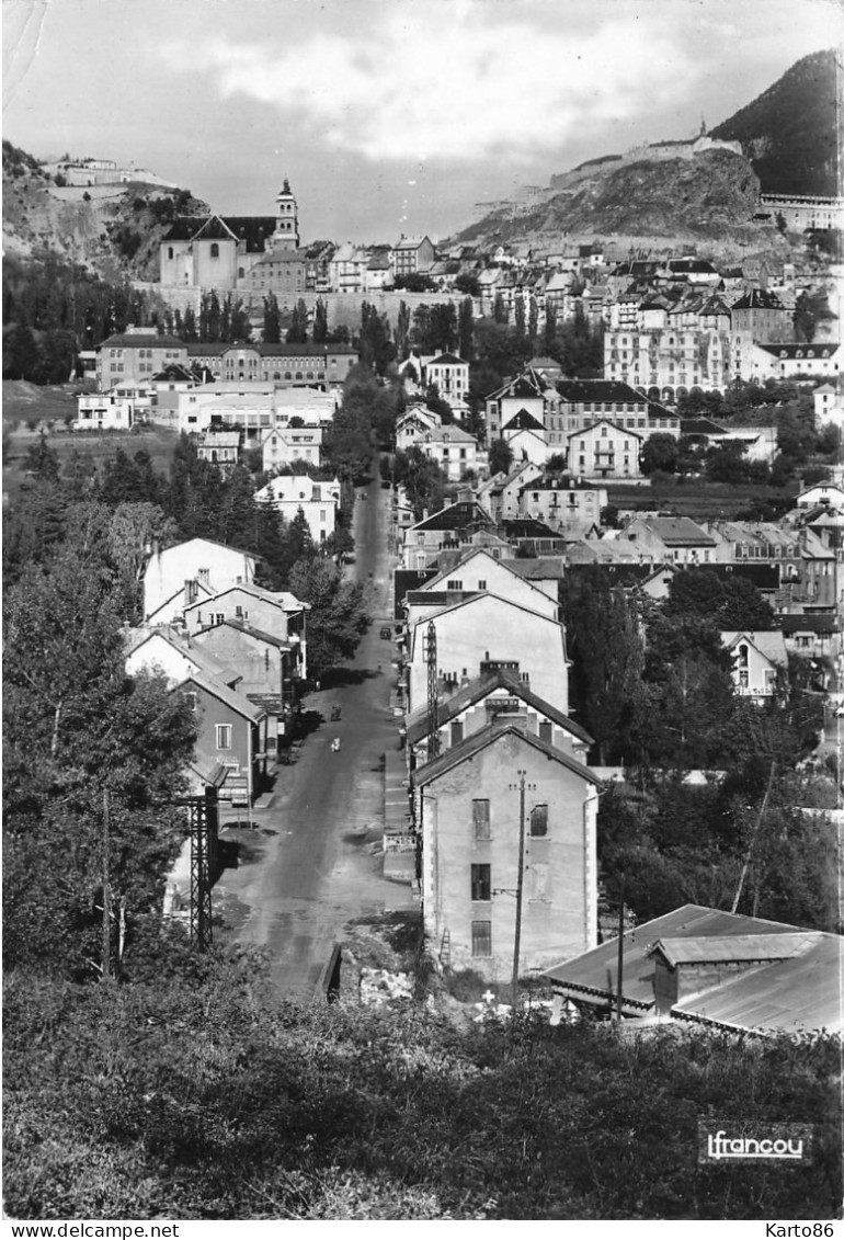 Briançon * Vue Sur La Ville Et Rue Principale - Briancon