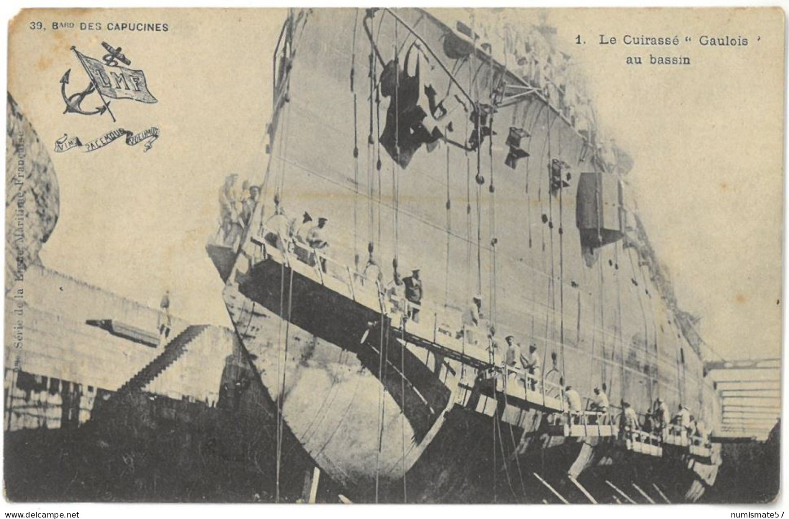 CPA Le Cuirassé GAULOIS En Bassin - 2ème Série De La Ligue Maritime Française - Warships