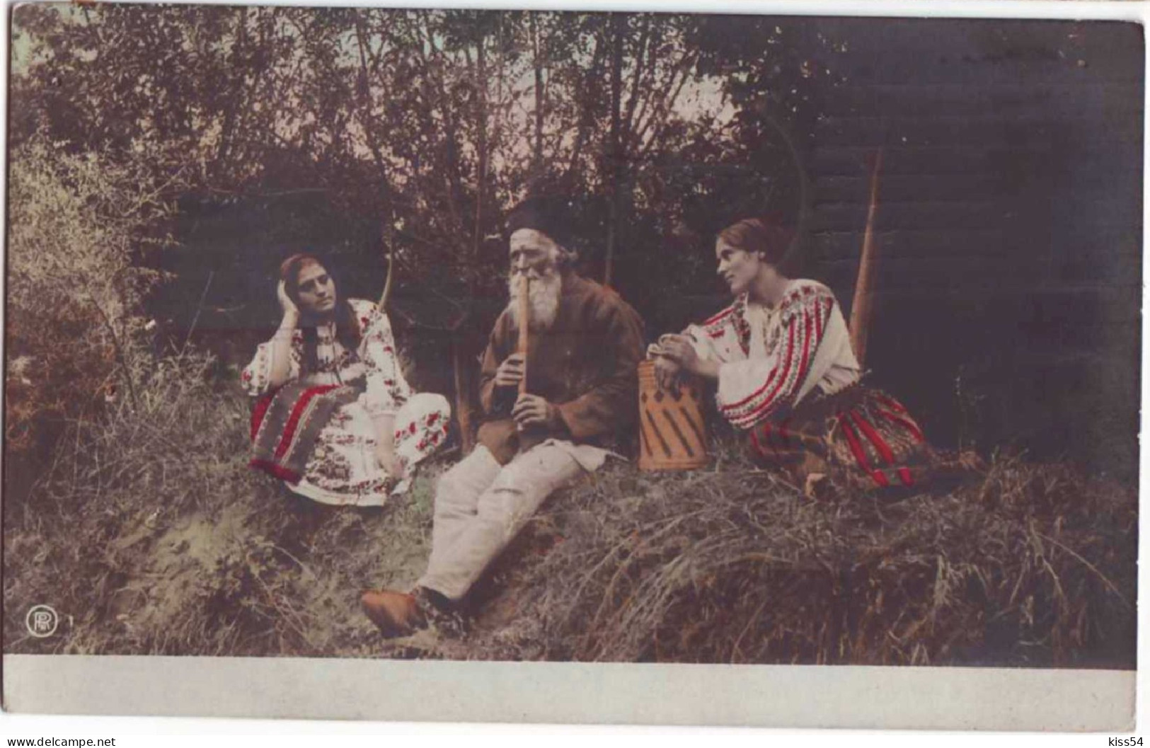 RO 82 - 1011 ETHNIC Women, Shepherd Playing The Flute, Romania - Old Postcard - Used - 1907 - Romania