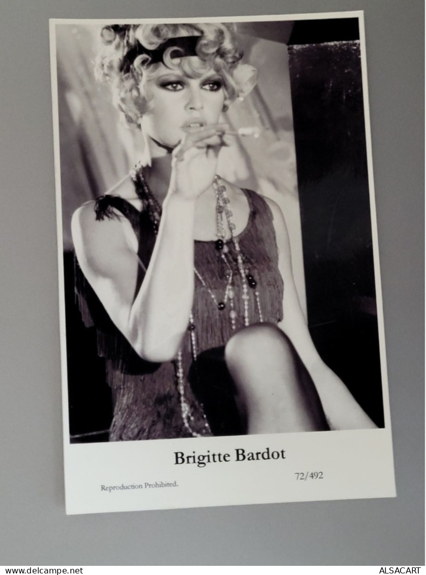 Carte Postale Photo , Brigitte Bardot Fumant Une Cigarette  , Numero 72/492 - Artistes