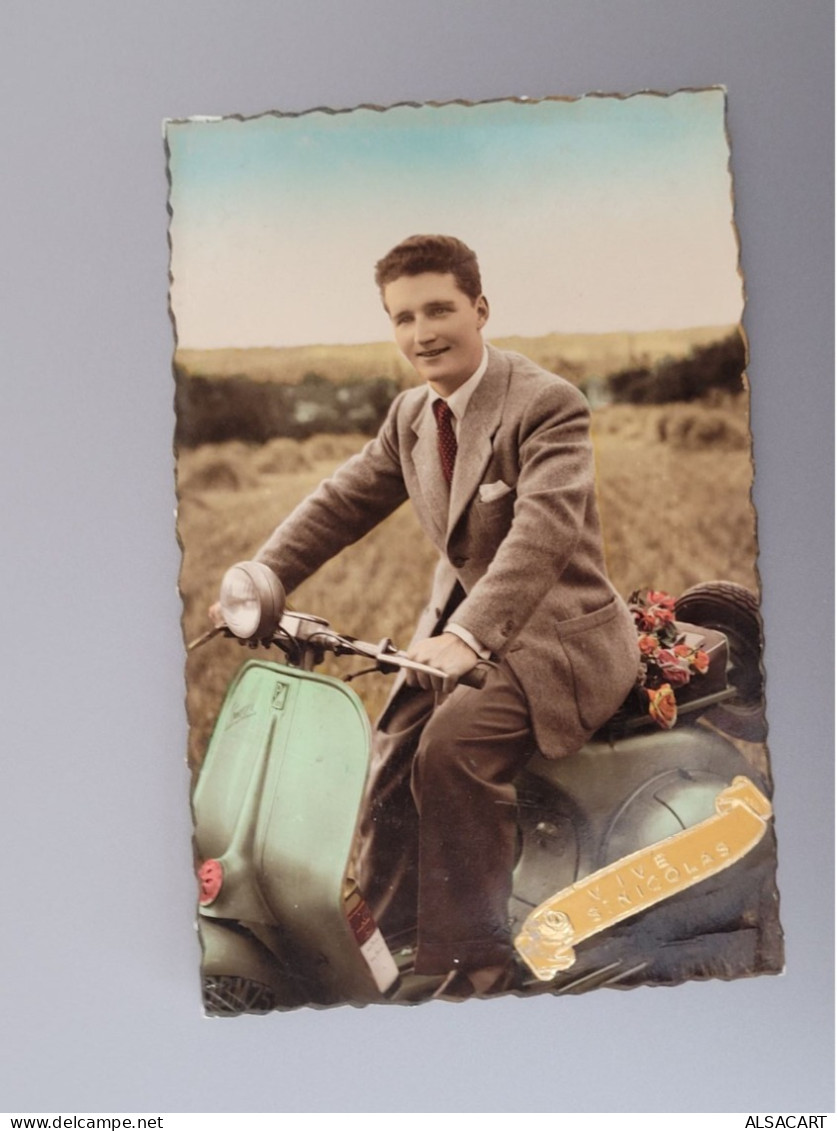 Jeune Homme Sur Sa Vespa - Hommes