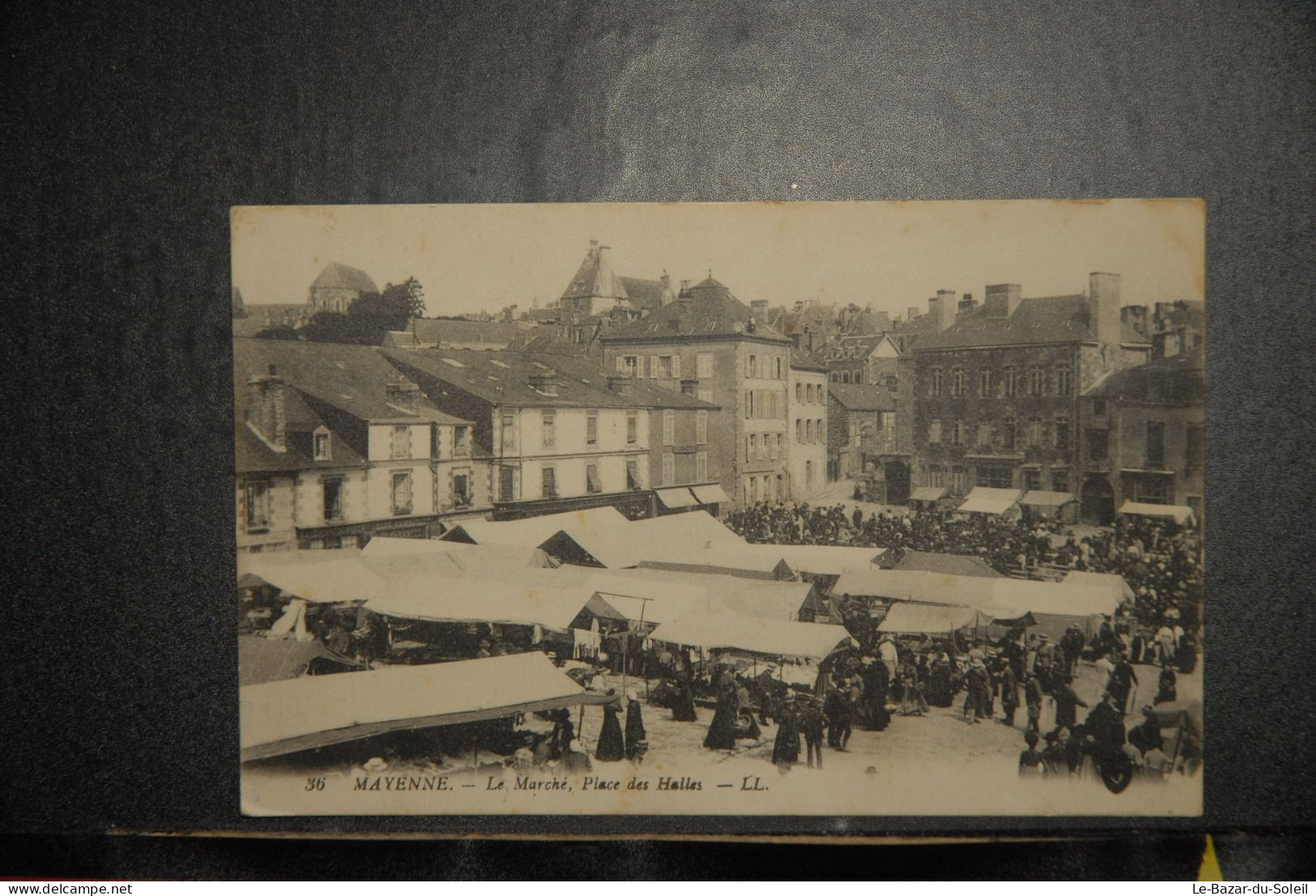 CP,  53, MAYENNE - Le Marché,  Place Des Halles, Commerce - Mayenne