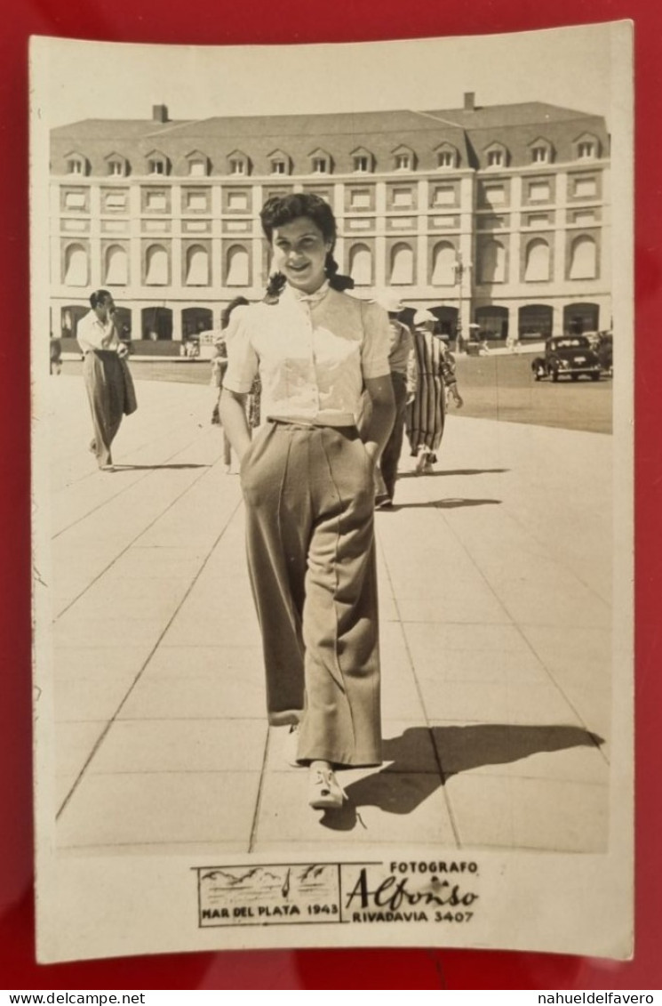 PH - Ph Originale - Jeune Femme Marchant Le Long De La Rambla De L'Hôtel Casino Provincial, Mar Del Plata Argentine 1943 - Personas Anónimos