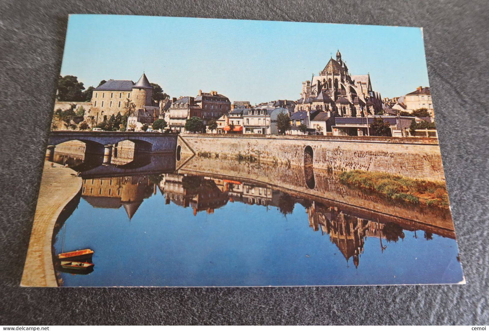 CP - MAYENNE (53) - Les Bords De La Mayenne, L'église Notre-Dame Et Le Château - Mayenne