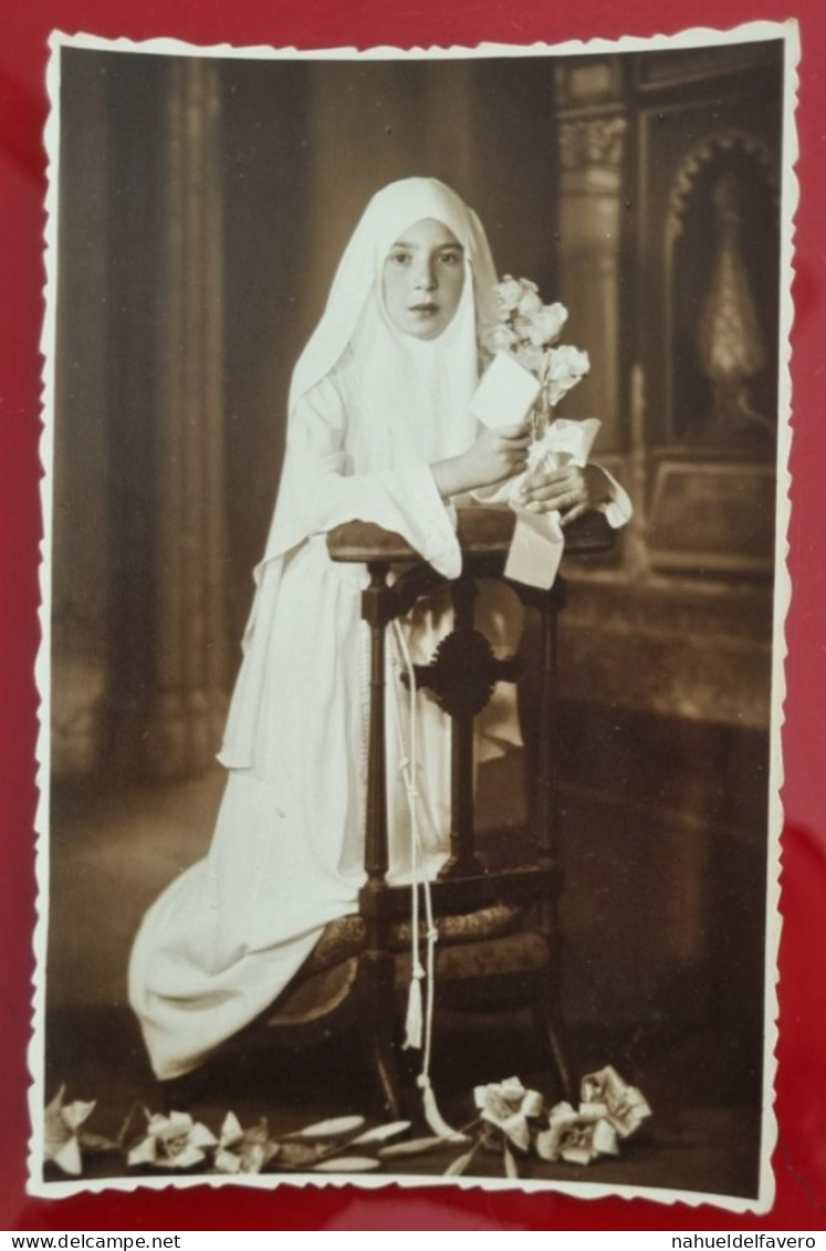 PH - Ph Originale On CPA - Fille Agenouillée Dans L'église Le Jour De Sa Première Communion 1937 - Personas Anónimos