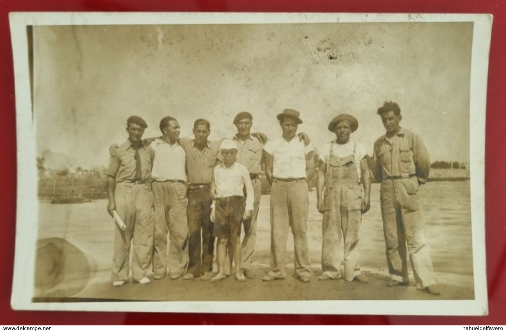 PH - Ph Originale On CPA - Un Grand Nombre D'hommes Et Un Enfant Profitant D'une Journée Ensoleillée Au Bord Du Lagon - Personas Anónimos