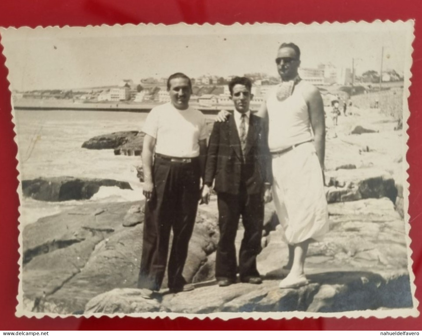 PH - Ph Originale  - Deux Hommes Et Un Homosexuel Posant Sur Les Rochers De Mar Del Plata, Argentine - Personas Anónimos