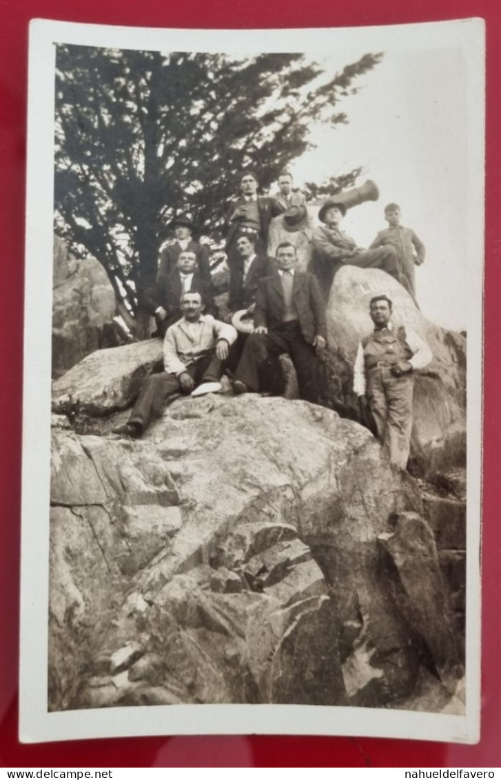 PH - Ph Originale On CPA - Grand Nombre D'hommes Sur Les Rochers à Côté D'un Canyon, Tandil, Argentine 1939 - Personas Anónimos