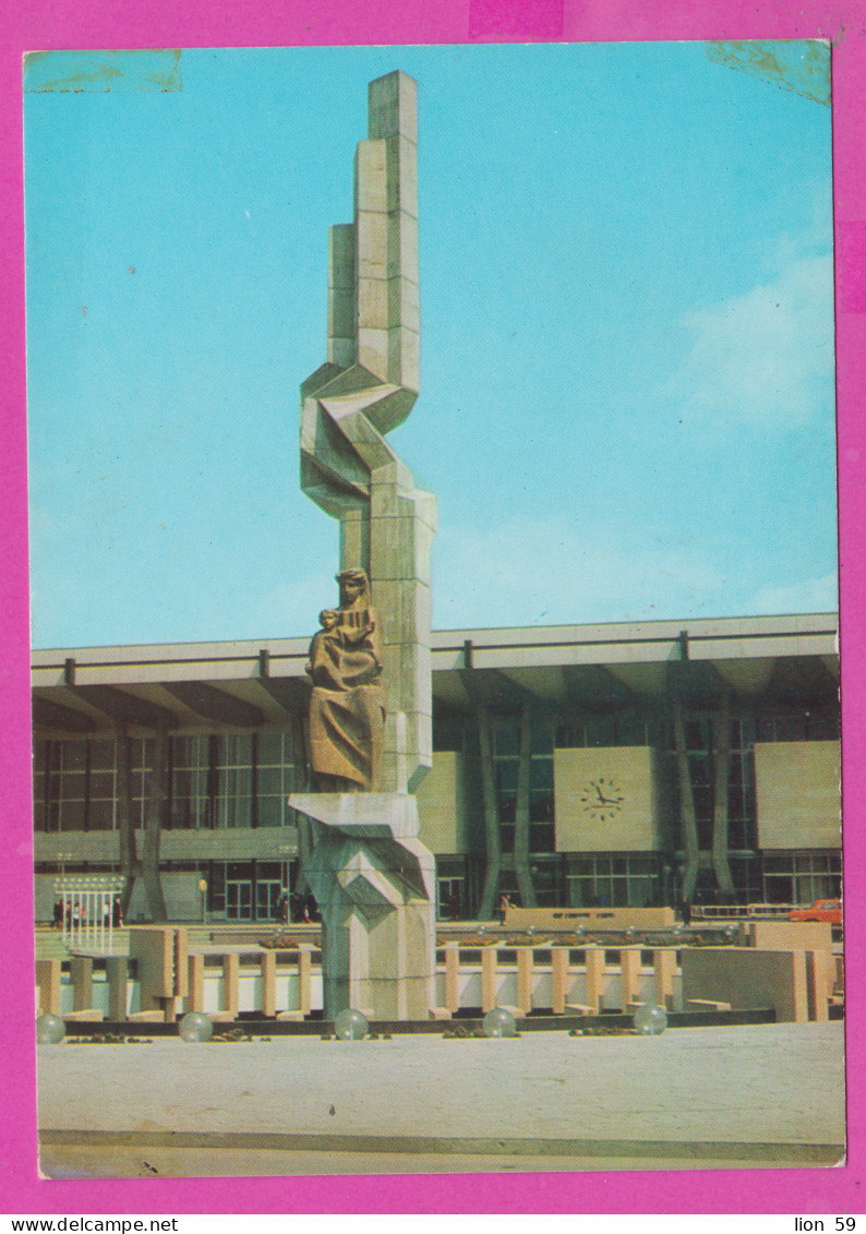 311244 / Bulgaria - Sofia - Train Central Station - Sculptural Figure 1977 PC Septemvri , Bulgarie Bulgarien Bulgarije  - Bahnhöfe Mit Zügen