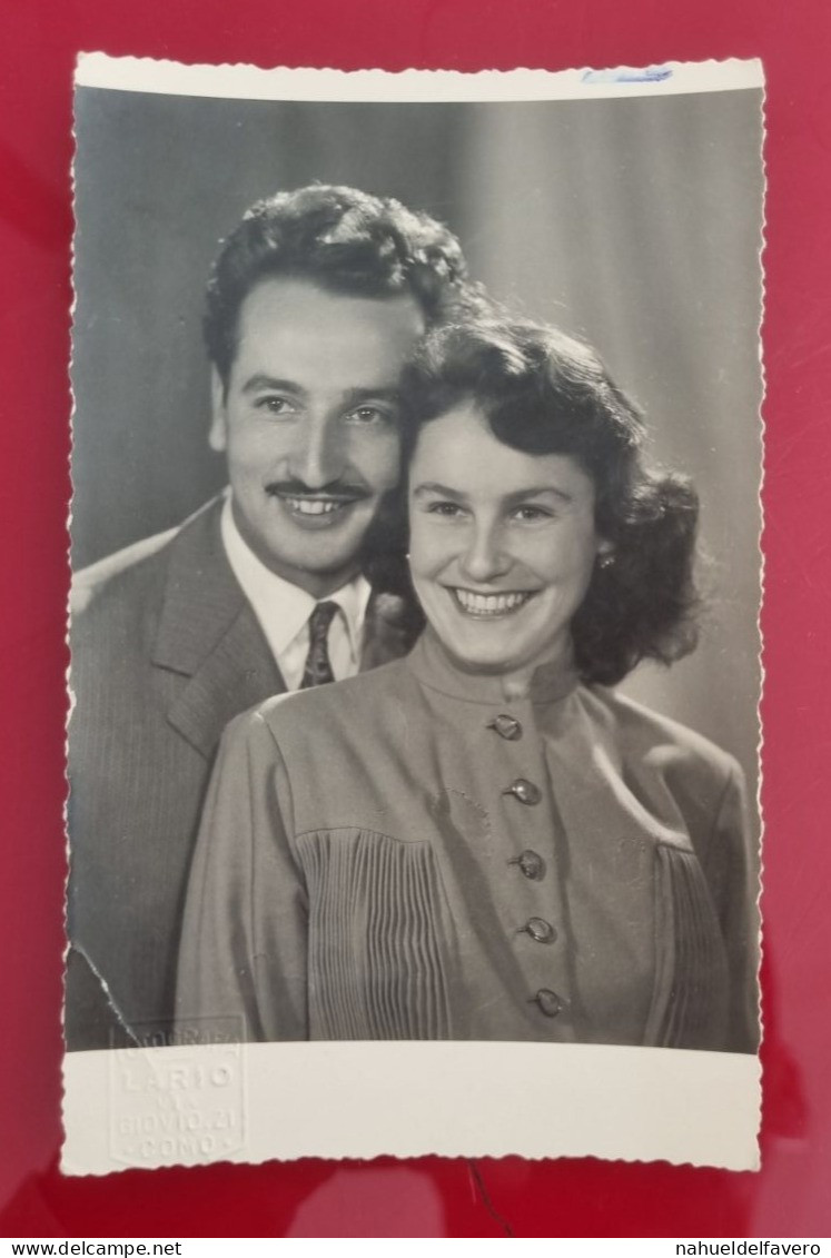 PH - Ph Originale On CPA - Jeune Couple Souriant Et Regardant Sur Le Côté 1954 - Anonymous Persons