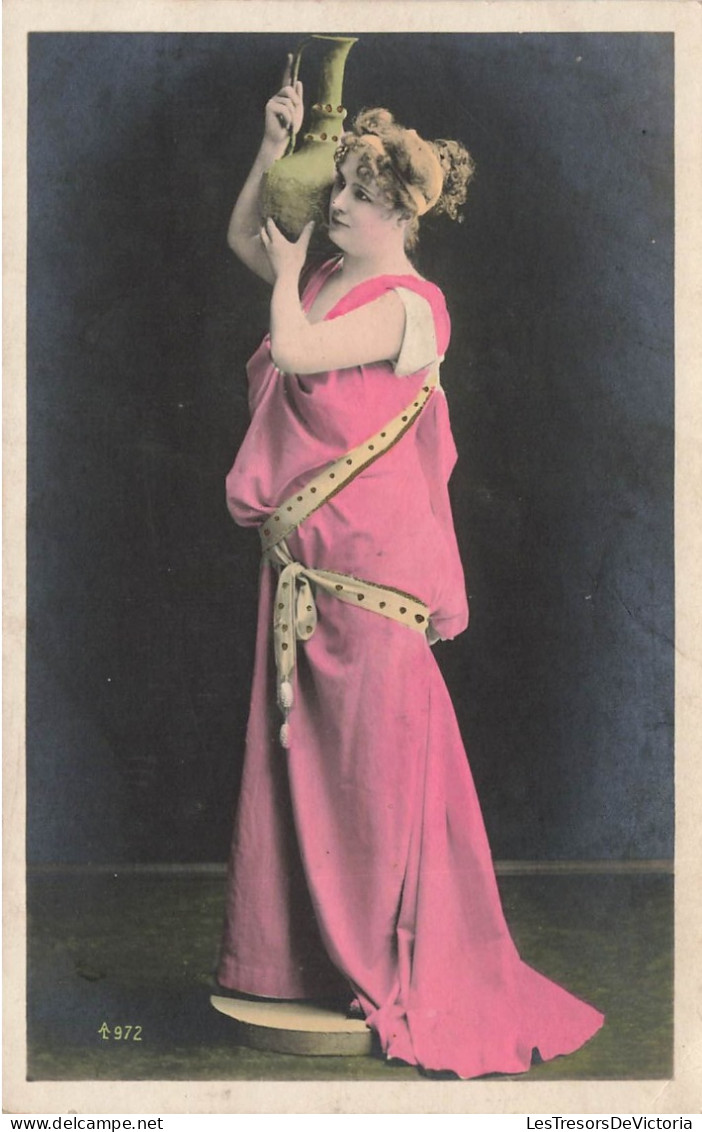 ILLUSTRATEURS - NON SIGNES - Femme - Costumes - Vase - Carte Postale Ancienne - Non Classés