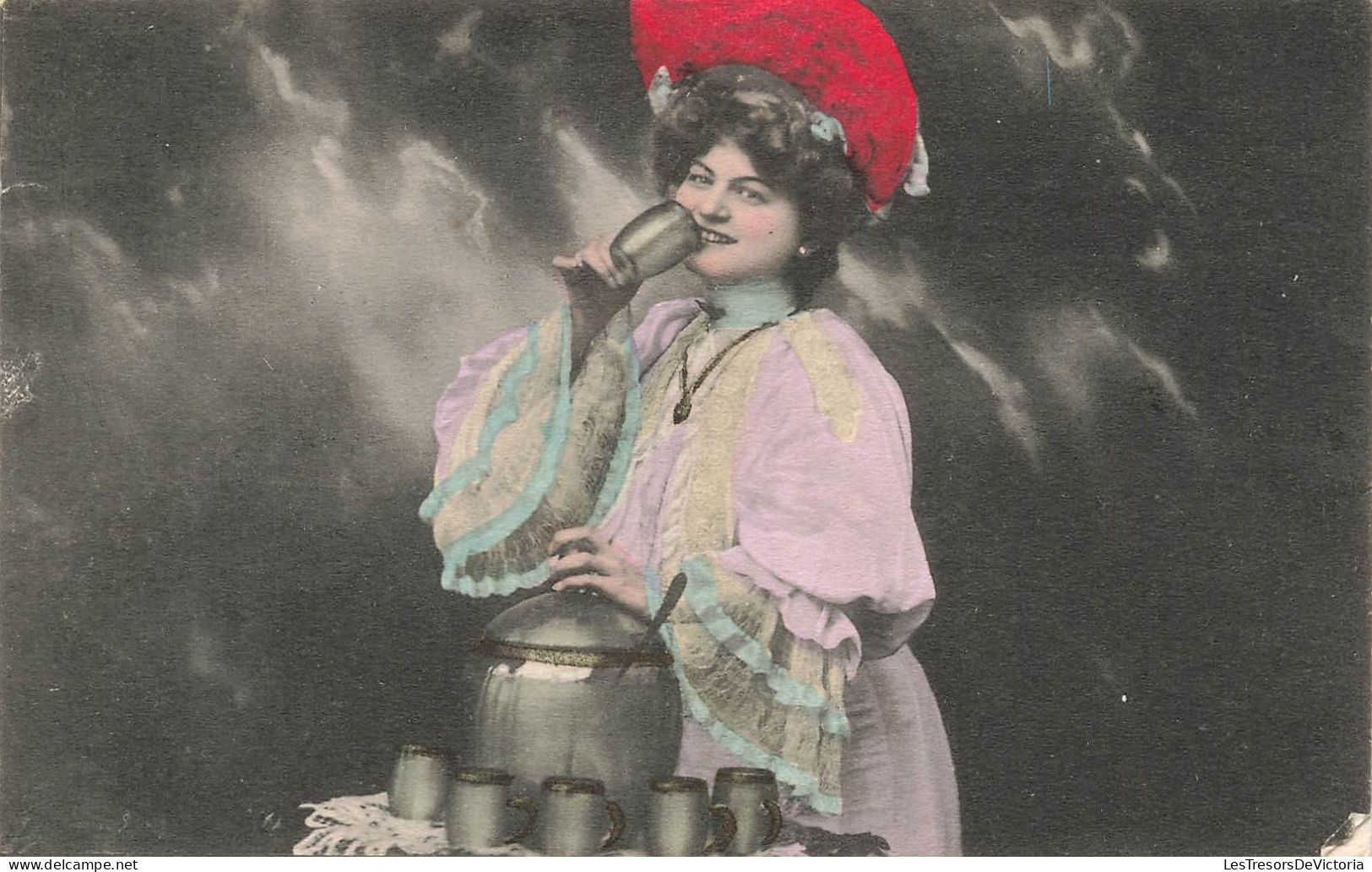 FANTAISIES - Femmes - Femme Seule Buvant Avec Un Verre - Costume - Carte Postale Ancienne - Frauen