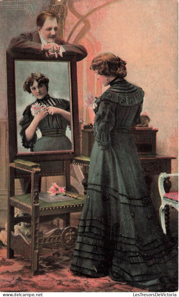 FANTAISIES - Femmes - Homme - Femme Devant Un Miroir - Couple - Carte Postale Ancienne - Women