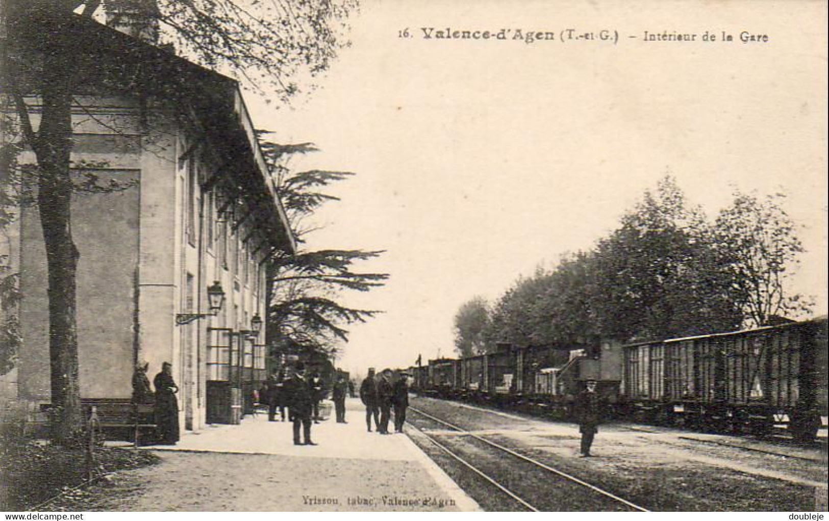 D82   VALENCE D'AGEN   Intérieur De La Gare - Stations - Met Treinen