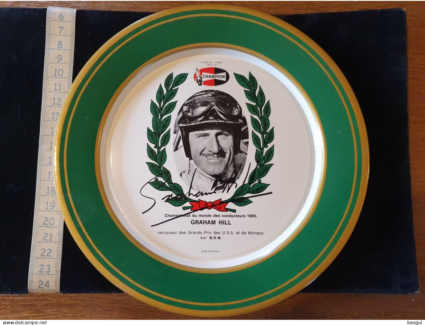 Assiette Pub Bougies  Champion Courses Automobile Les Champions De 1965 - Plaques De Rallye