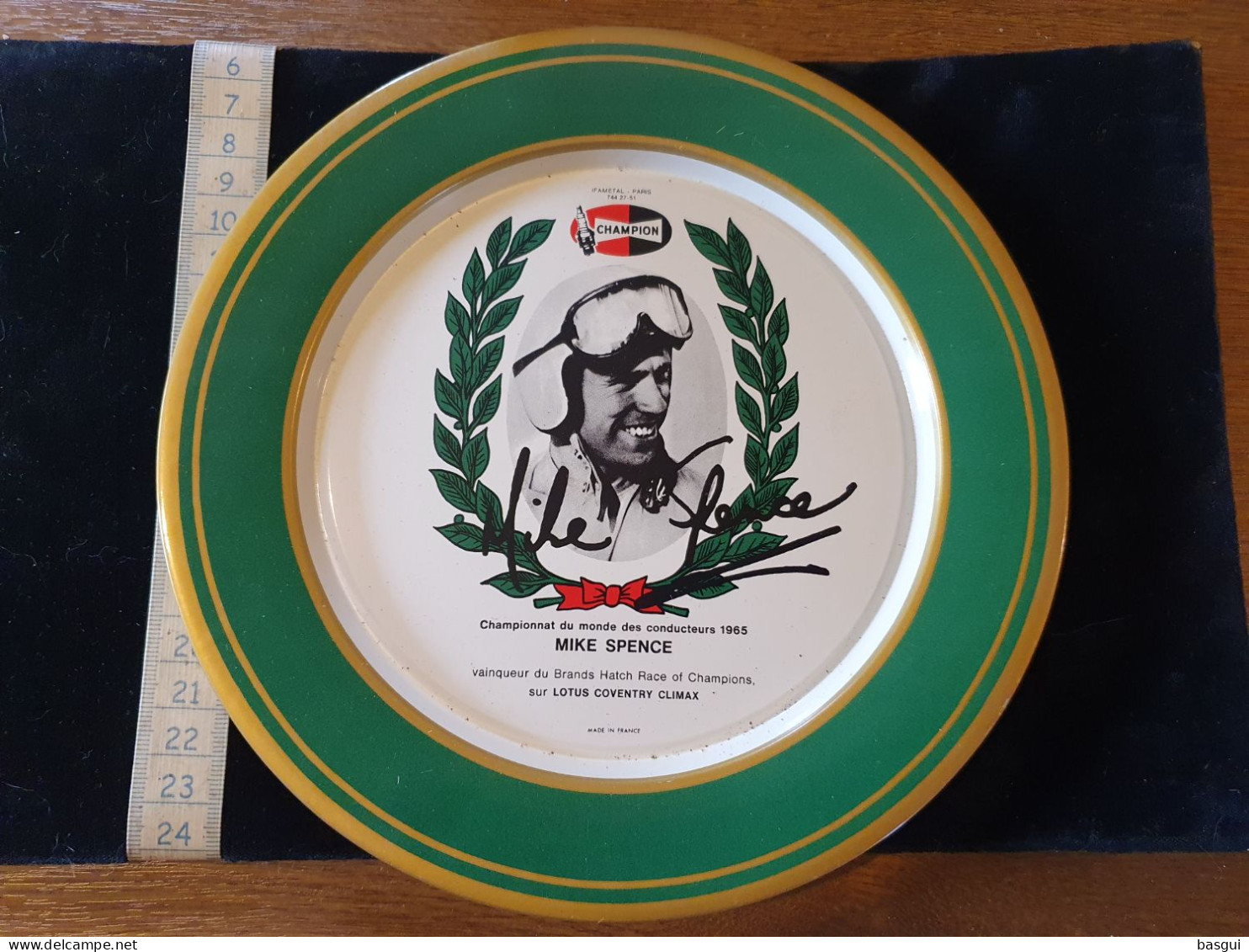 Assiette Pub Bougies  Champion Courses Automobile Les Champions De 1965 - Placas De Rally