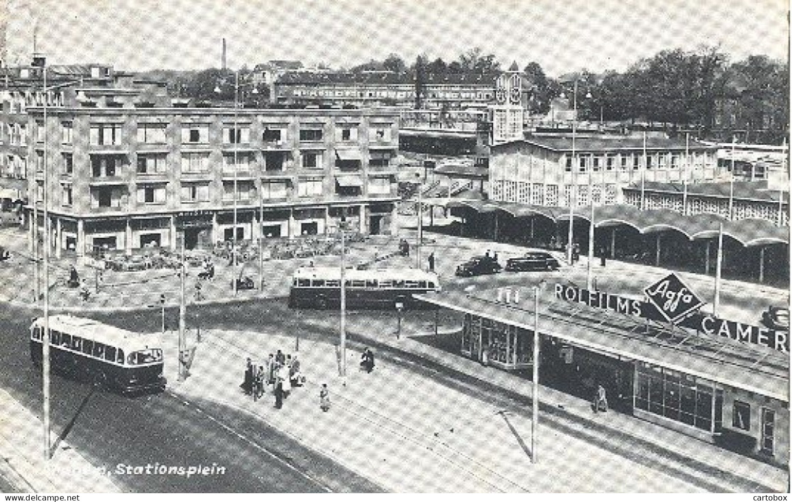 Arnhem, Stationsplein  (Een Raster Op De Kaart Is Veroorzaakt Door Het Scannen; De Afbeelding Is Helder) (met Autobussen - Arnhem