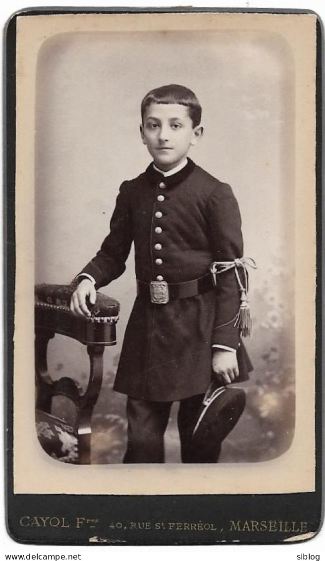 CDV - Jeune Garçon Habillé En Costume, Casquette à La Main (photo Cayol Marseille) - Anonieme Personen