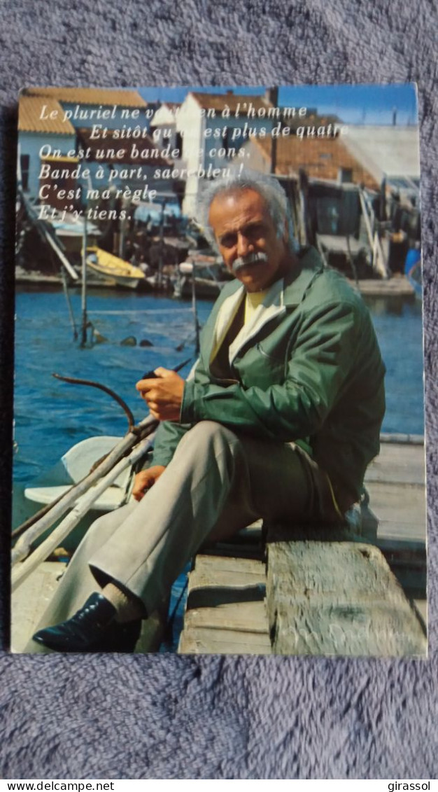 CPM CELEBRITE CHANTEUR GEORGES BRASSENS SETE POINTE COURTE ? CITATION AU DOS ED CAP THEOJAC LE PLURIEL 1966 - Sänger Und Musikanten