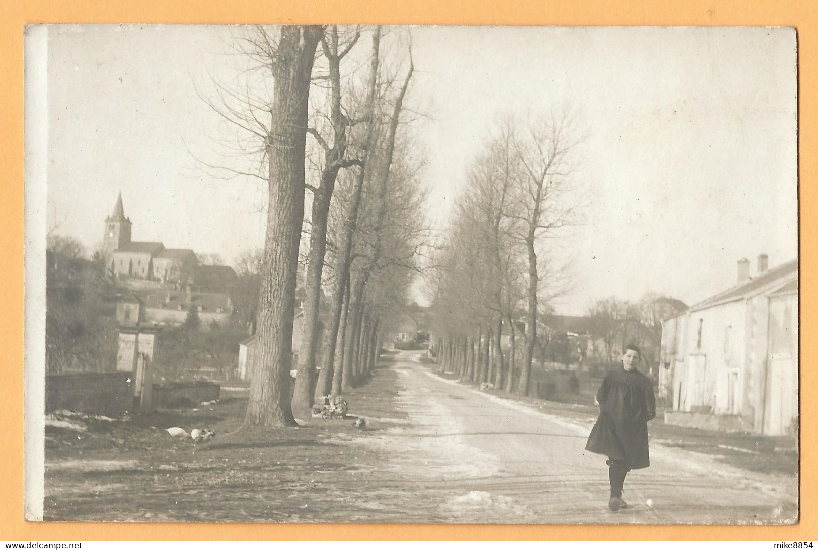 0329  Carte Photo  CHASSIGNY (Haute-Marne)    Rue  Avec  Jeune Personne  ++++++++++++ - Otros & Sin Clasificación