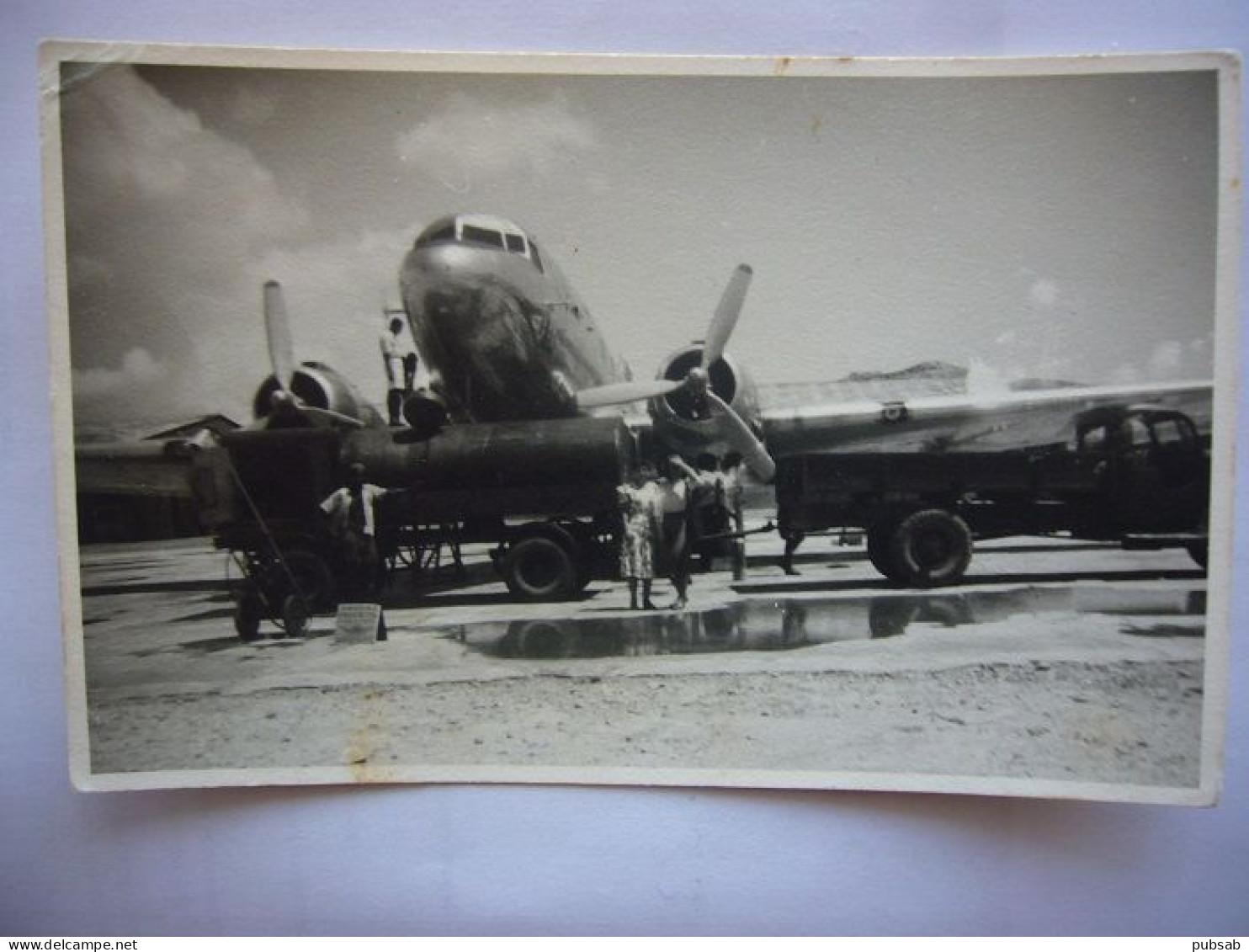 Avion / Airplane / Douglas DC-3 / Fuelling / Tanking Into Plane - 1946-....: Ere Moderne