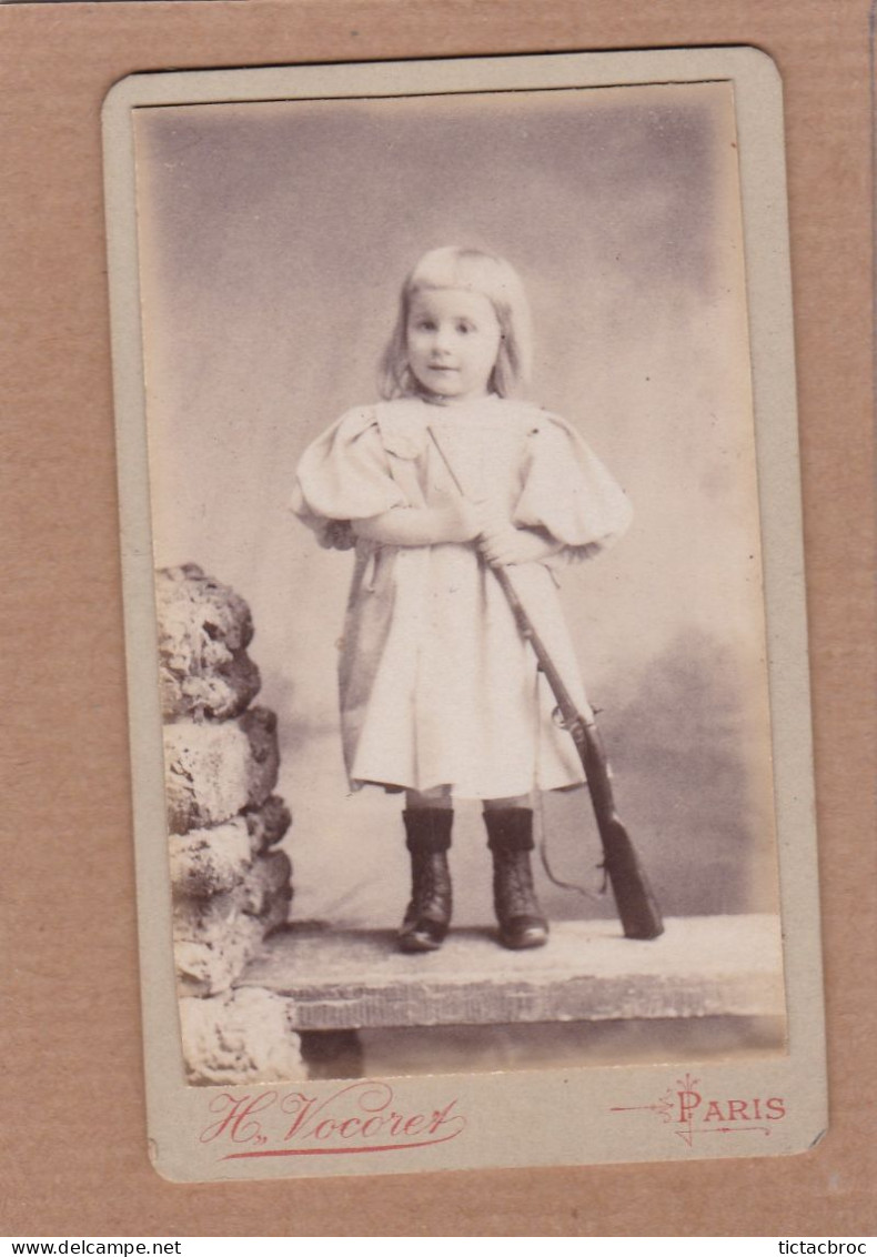 Ancienne Photographie CDV XIXe Portrait Petite Fille Plein Pied Avec Sa Carabine En Jouet H. Vocoret Paris - Old (before 1900)