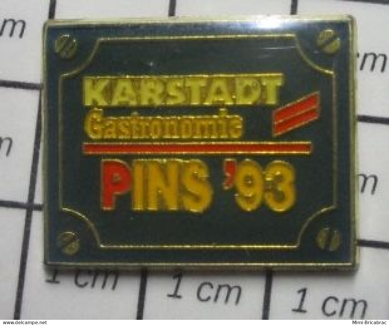 1618c Pin's Pins / Beau Et Rare / VILLES / KARSTADT GASTRONOMIE PINS' 93 PLAQUE DE RUE - Städte