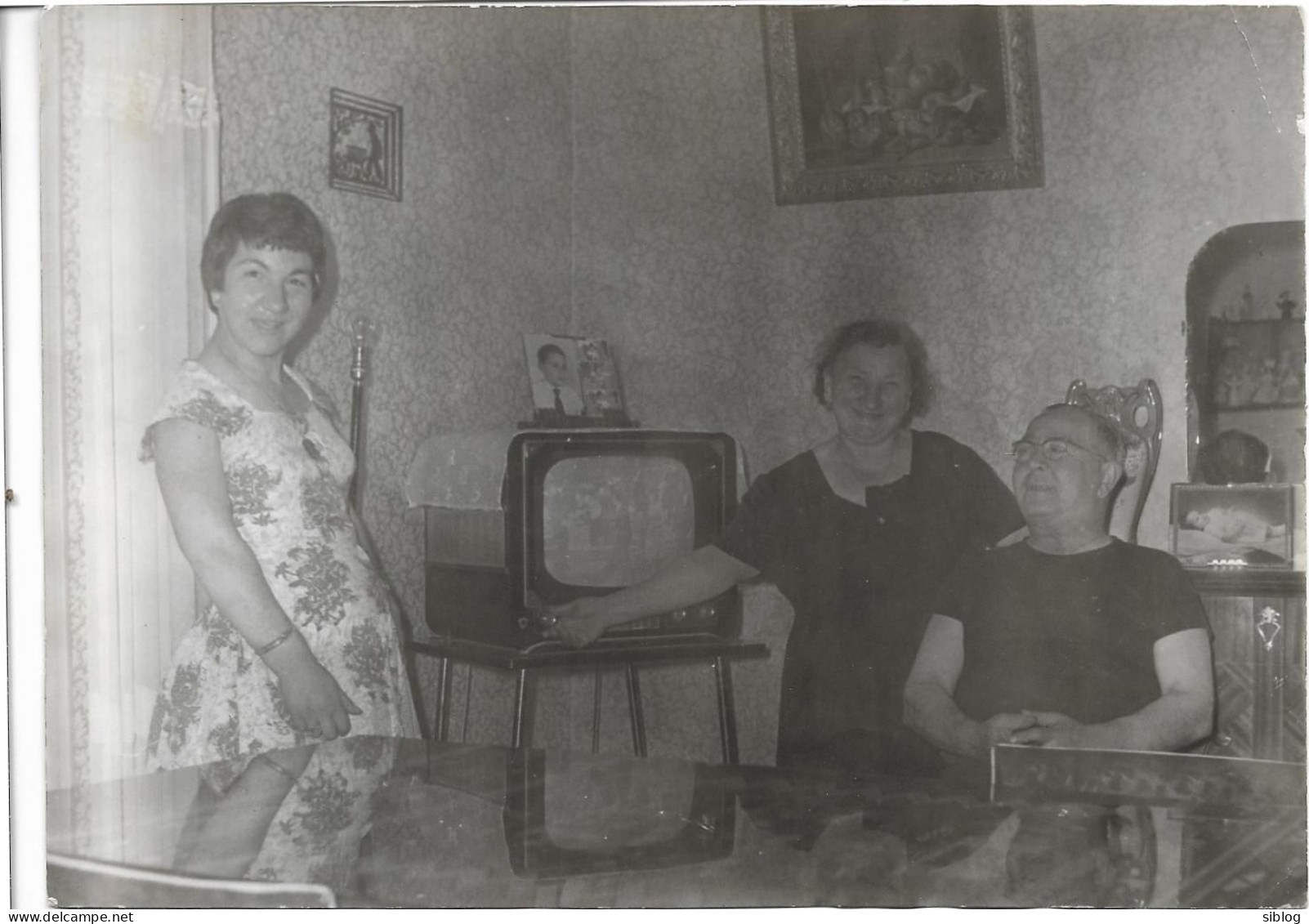 PHOTO - Ancien Poste De Télévision Dans La Salle à Manger De La Famille   - Ft 18 X 13 Cm - Gegenstände