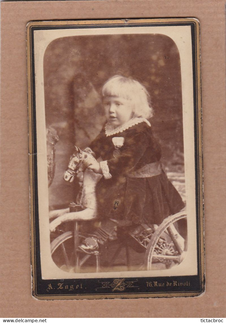 Ancienne Photographie CDV XIXe A. Zagel Paris Rue De Rivoli Petite Fille Sur Vélo Tricycle En Forme De Cheval En Bois - Alte (vor 1900)