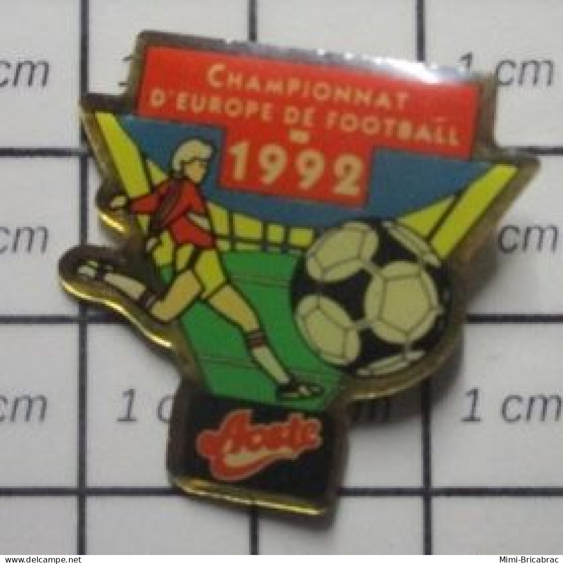 1618c Pin's Pins / Beau Et Rare / SPORTS / FOOTBALL CHAMPIONNAT D'EUROPE 1992  Variante AOSTE - Calcio