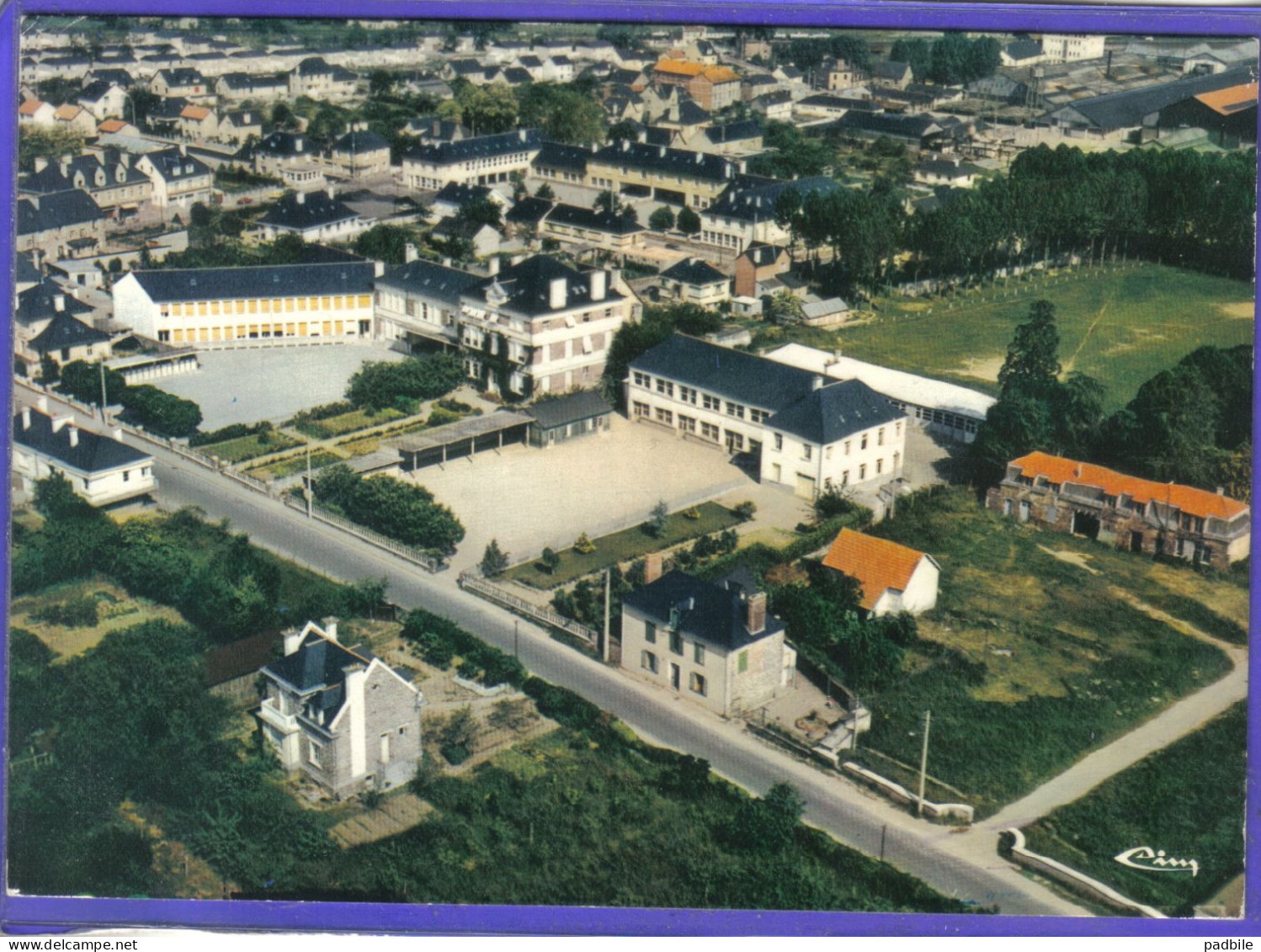 Carte Postale 35. Bruz Groupe Scolaire Stade De Football     Très Beau Plan - Andere & Zonder Classificatie