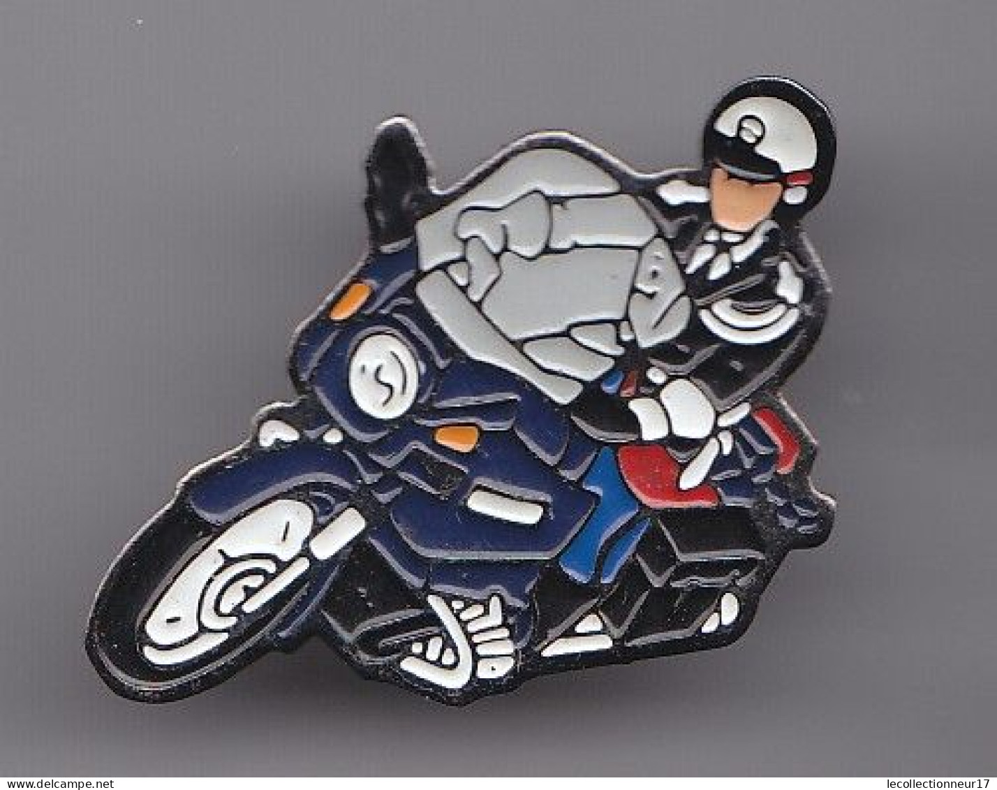 Pin's Gendarmerie Gendarme Sur Une Moto Réf 5182 - Militaria