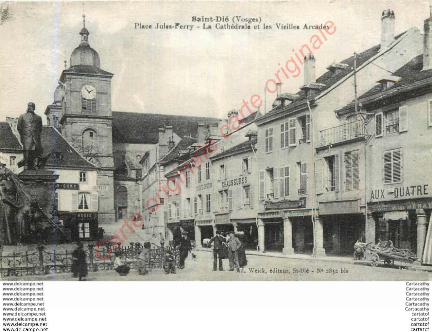 88.  SAINT DIE .  Place Jules Ferry .  La Cathédrale Et Les Vieilles Arcades . - Saint Die